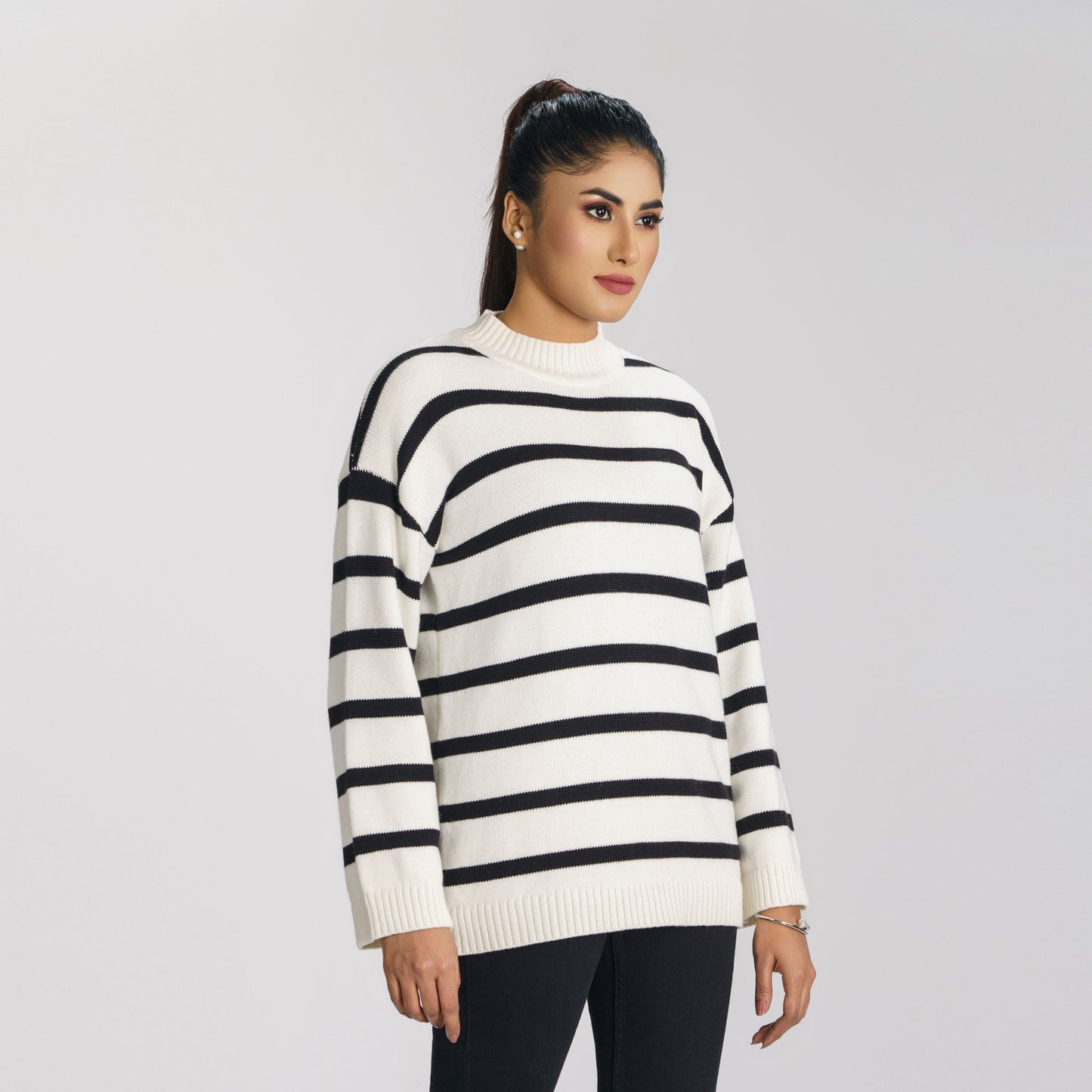 Women’S Black & White Pullover