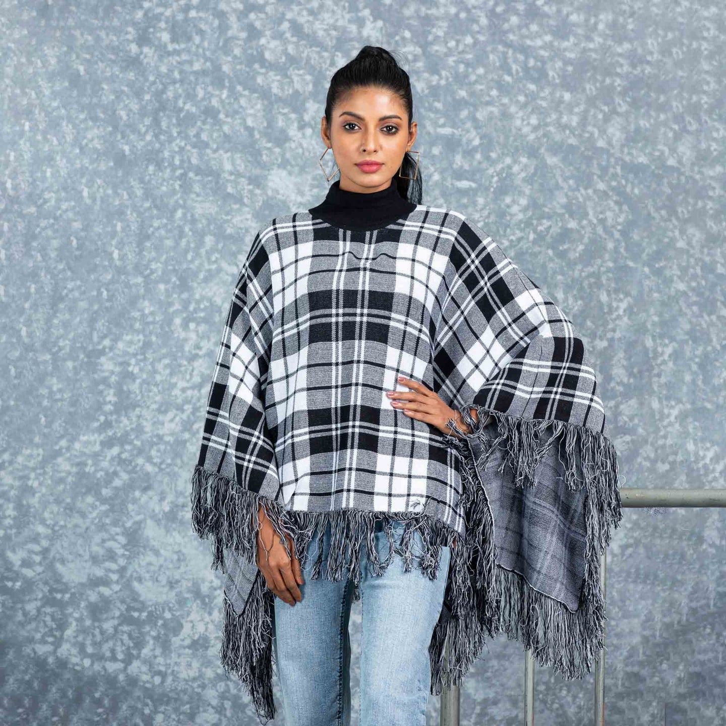 LADIES PONCHO-BLACK & WHITE