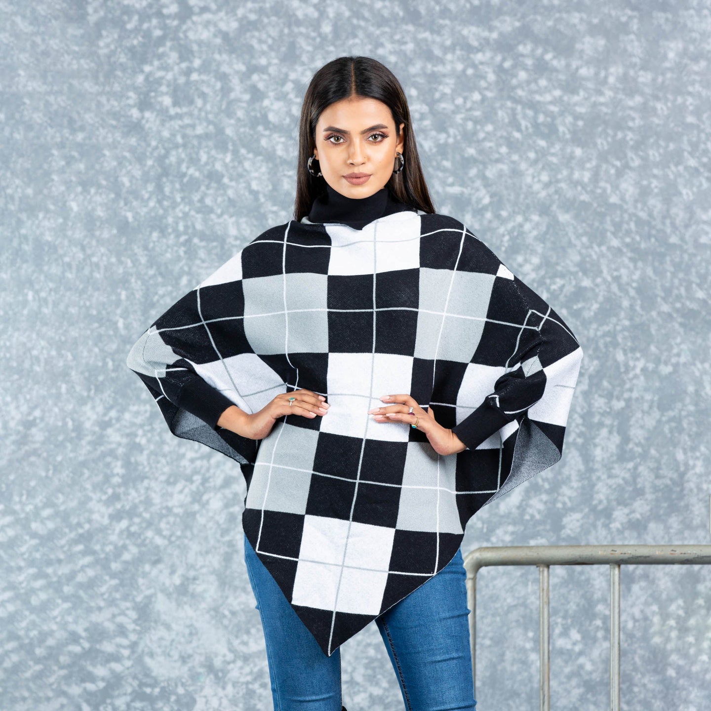 LADIES PONCHO-BLACK & WHITE